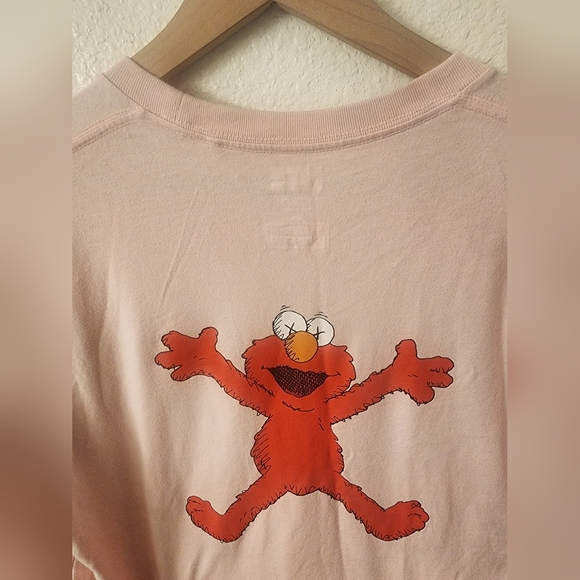 Kaws x Elmo Sesame Street Uniglo Single Stitch Pink Shirt Sz Small - Picture 9 of 9